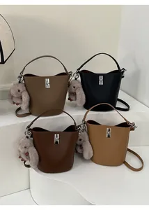 Sacs seau en cuir grainé en quatre couleurs avec breloque lapin et fermoir pivot