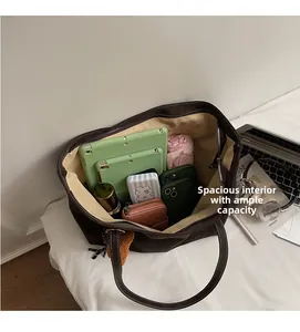 Intérieur spacieux du sac cabas en toile marron montrant une grande capacité de rangement