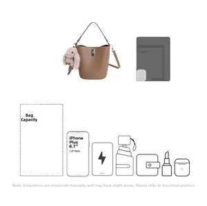 Vue détaillée montrant la grande capacité du sac seau marron clair pour les essentiels