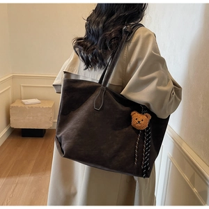 Détail du grand sac cabas marron foncé en daim avec surpiqûres blanches et ours en peluche