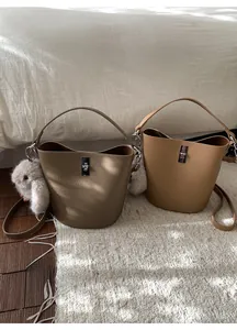 Détail du sac seau kaki avec fermoir métallique tournant et breloque lapin en peluche