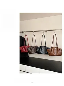 Détail de sacs fourre-tout en cuir plissé en bordeaux, café, noir et couleur caramel