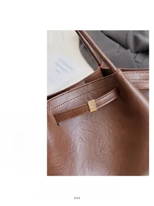 Gros plan d'un cabas en cuir marron montrant la texture et le détail de boucle dorée