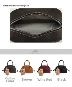 Dettaglio della tasca interna e varianti colore della borsa a mano retrò stile bowling