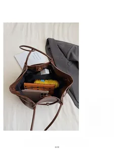 Vue de dessus d'un grand sac cabas en cuir marron montrant l'intérieur et le fermoir