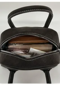 Vista macro dell'interno spazioso della borsa bowling retrò con ampia capacità di carico