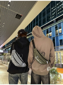 Detail van de waterdichte geruite nylon crossbodytassen met verstelbare schouderbanden