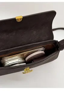 Vue intérieure d'un sac bandoulière en similicuir brun avec rangement pour maquillage