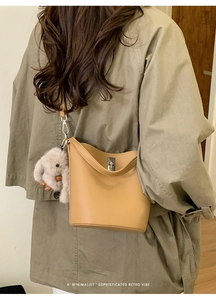 Détail du sac seau rétro moutarde avec fermoir argenté et breloque lapin en peluche