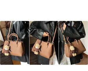 Borsa a mano marrone in pelle con ciondolo a forma di orso e tracolla multifunzione
