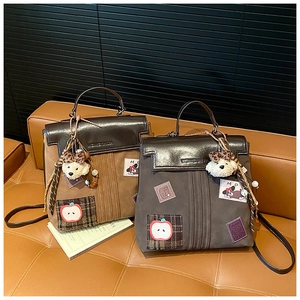Détail de sacs à dos vintage gris et marron avec écussons mignons et breloques en peluche