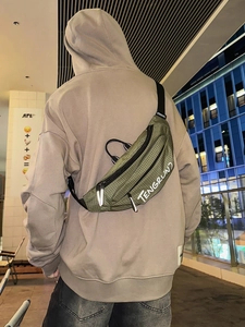 Donkergroene geruite crossbody borsttas met verstelbare riem en logo-detail