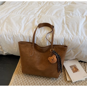 Sac cabas marron mat avec surpiqûres, breloque ourson en peluche et détail foulard rayé