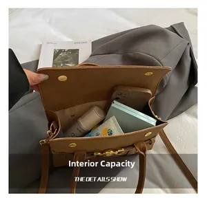 Capienza interna della borsa a tracolla in pelle PU marrone con oggetti comuni