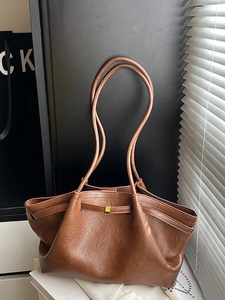 Grand sac cabas marron vintage en similicuir avec fines bandoulières élégantes