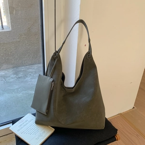 Détail du grand sac cabas en daim vert olive avec une petite pochette zippée assortie
