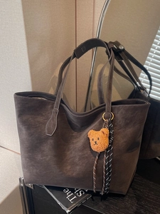 Tote Bag en Cuir PU Dépoli Vintage Grande Capacité Sac à Épaule Navetteur Avec Pendentif Ours pour Femmes Sac Décontracté