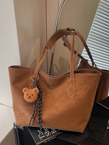 Grand sac cabas en cuir marron givré pour femme avec bandoulières et pendentif ourson
