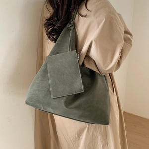 Détail du sac fourre-tout minimaliste vert olive foncé avec bandoulière à nœuds