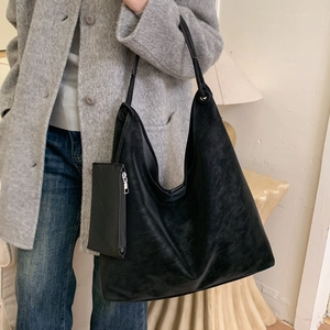 Grand sac hobo noir rétro en daim mat avec bandoulière et petit sac amovible