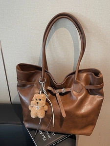 Large capacity dark brown tote bag in retro leather with a cute plush bear charm
