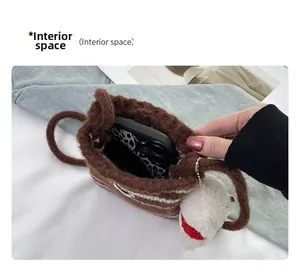Vista interna della mini borsa in maglia marrone che mostra lo spazio per il cellulare