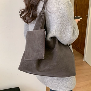 Vue détaillée du grand sac cabas en daim marron foncé avec pochette assortie sur modèle