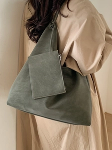 Grand sac cabas vert olive en similicuir mat avec pochette amovible porté par modèle