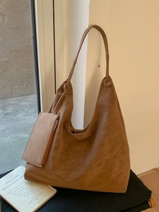 Grand sac hobo marron pour femme avec pochette assortie style minimaliste chic