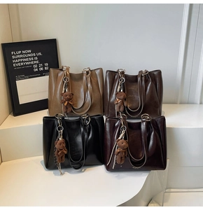 Détails de grands sacs cabas en cuir en quatre couleurs avec breloques d'oursons
