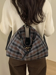 Retro-Plaid-Hobo-Tasche im Tweed-Look mit schwarzen Lederriemen am Modell getragen