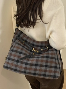Retro-Karo-Shopper mit schwarzen Lederriemen und Goldbeschlägen für den Winter
