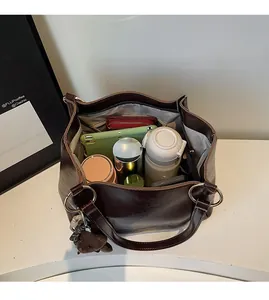 Vue détaillée du grand sac cabas marron montrant un intérieur spacieux et organisé