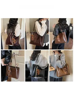 Vues détaillées du grand sac cabas vintage avec charm ours sur diverses tenues