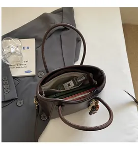 Vue de dessus du sac seau montrant la poche zippée et la grande capacité intérieure
