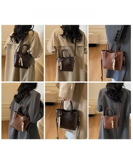 Vues détaillées du sac seau caramel avec gland en perles sous plusieurs angles