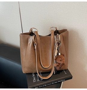 Détails du sac cabas marron en cuir PU mat avec un joli pendentif ours en peluche