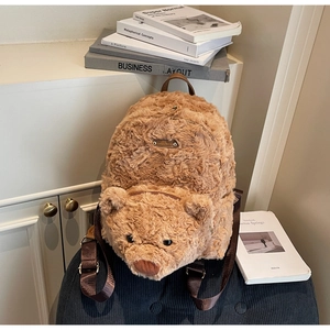 Gros plan d'un sac à dos en peluche marron avec motif d'ours 3D et sangles en tissu