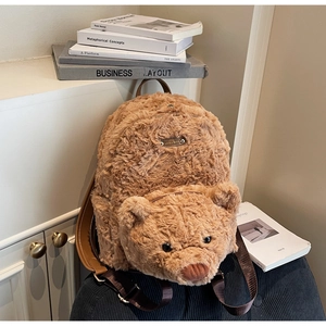 Détail du sac à dos ours en peluche marron avec bretelles réglables et texture douce