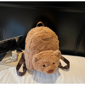 Détail du sac à dos en peluche kaki avec tête d'ours en 3D et sangles réglables