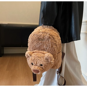 Détail d'un sac à dos ours en peluche avec texture frisée et plaque métallique Lovely Bear