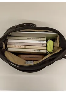 Vue de dessus de l'intérieur spacieux du sac cabas marron foncé avec ordinateur et livres