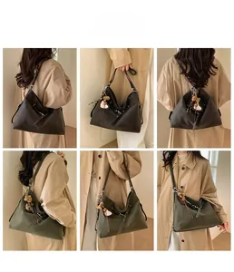 Vues multiples du grand sac cabas hobo vintage en cuir mat avec breloques