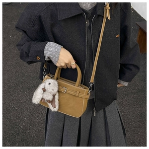 Mini borsa vintage in pelle opaca marrone con ciondolo a coniglio bianco e tracolla