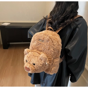 Détail d'un sac à dos ours en peluche avec fourrure marron et bretelles en cuir souple