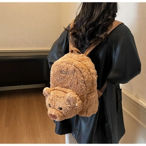 Détail du sac à dos ours en peluche avec logo Lonely Bear en métal et fines bretelles