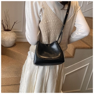 Détail du sac seau noir avec logo HOGOHM, finitions dorées et bandoulière réglable