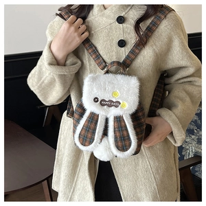 Détail du sac à dos lapin en peluche avec laine à carreaux et bordure en fausse fourrure