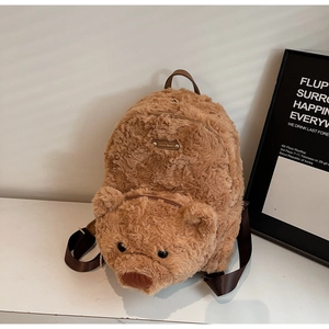 Gros plan détaillé du sac à dos peluche ours avec plaque métallique Lovely Bear