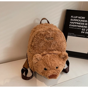 Détails de la texture du sac à dos peluche marron avec plaque en métal Lovely Bear